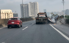 Thót tim cảnh hàng chục tấm tôn bay khỏi xe đầu kéo trên cao tốc