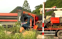 Tai nạn giao thông 26/5: Tài xế xe tải tử vong trong cabin sau va chạm xe đầu kéo