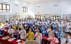 Khoảnh khắc bế giảng nhiều cảm xúc tại các trường học