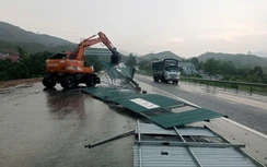 Giông lốc quật đổ nhiều vị trí hàng rào an toàn giao thông trên cao tốc Nội Bài - Lào Cai