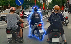 Cô gái tạt đầu loạt xe máy gây tai nạn liên hoàn ở Hà Nội rồi bỏ chạy