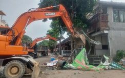 Phú Thọ cưỡng chế 4 trường hợp vi phạm hành lang giao thông tại xã Tam Dương