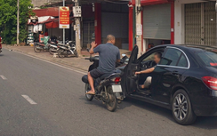 Khoảnh khắc tài xế bất ngờ mở cửa ô tô hất văng người đi xe máy xuống đường