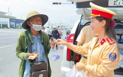 Công an TP Đồng Nai tặng nước, dọn đường giúp người dân về nhà an toàn sau kỳ nghỉ lễ