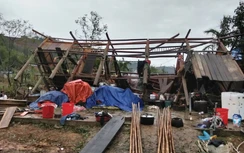 Giông lốc kèm mưa đá tàn phá Thái Nguyên, nhiều người thoát nạn trong gang tấc