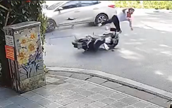 Ô tô và 2 xe máy đi tốc độ cao va chạm giữa ngã tư, một người bị hất văng xa