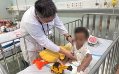 Bé trai 2 tuổi bị mẹ ruột và "cha hờ" bạo hành sẽ được hỗ trợ ra sao?