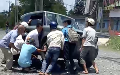 Người đi đường khiêng ô tô cứu nữ sinh lớp 8 mắc kẹt dưới gầm xe sau tai nạn ở Lâm Đồng