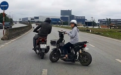Xe máy điện bất ngờ cắt ngang đường bị ô tô húc văng