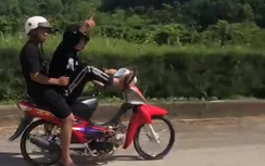 Đăng clip lái xe máy bằng chân lên mạng xã hội, nam thanh niên bị tịch thu phương tiện