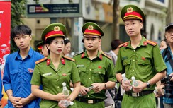 Những hình ảnh ấm áp bên ngoài phòng thi tốt nghiệp THPT 2026