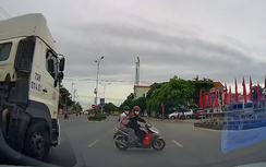 Cắt ngang đầu xe bồn, xe máy suýt bị ô tô khác đâm vào