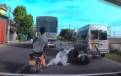 Luồn lách vượt xe tải, xe máy tông ô tô dừng đỗ