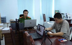 Cúi lấy nước uống khi đang chạy xe trên cao tốc, tài xế gây tai nạn làm 2 người tử vong