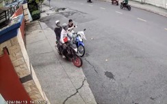 TP.HCM: Bắt 2 tên cướp giật điện thoại iPhone của cô gái trên đường phố