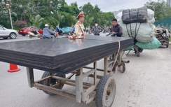 CSGT đón lõng xử lý loạt xe cũ nát, tự chế chở hàng cồng kềnh trên Đại lộ Thăng Long