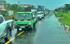 Mưa lớn gây ngập cục bộ, ùn ứ kéo dài trên quốc lộ 1 qua Cà Mau