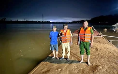 Hà Tĩnh: Bắt giữ tàu vận chuyển cát không rõ nguồn gốc trên sông Lam