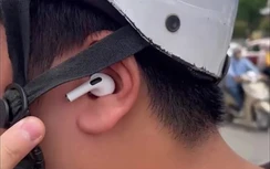 Hà Nội: CSGT quay clip, xử lý hàng loạt tài xế xe máy đeo tai nghe, dùng điện thoại