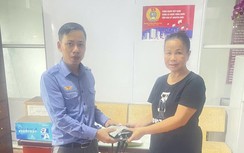 Tổ tàu SE3 trao trả tài sản và giấy tờ cho hành khách bỏ quên trên tàu