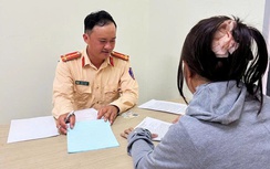 Hà Tĩnh: Phạt nữ tài xế để trẻ nhỏ thò đầu qua cửa sổ trời ô tô đang chạy