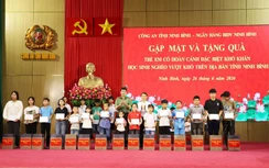 Ninh Bình trao 3 nhà tình nghĩa, tặng hơn 1.000 mũ bảo hiểm, 90 xe đạp cho học sinh nghèo
