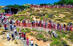 Gia Lai: Lần đầu tiên Eo Gió trình diễn pháo hoa nghệ thuật tầm cao