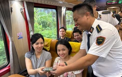 Lần đầu có tàu chuyên dụng đưa đón y bác sĩ Bệnh viện Bạch Mai giữa Hà Nội và Ninh Bình