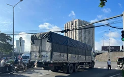 TP.HCM: Xe tải ôm cua va chạm xe máy, người phụ nữ tử vong tại chỗ