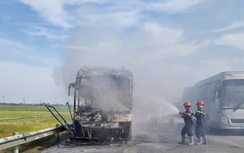 Xe khách bốc cháy trên cao tốc quốc lộ 45 - Nghi Sơn
