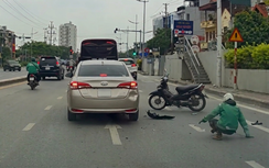 Mất tập trung, nam thanh niên lái xe máy tông thẳng ô tô