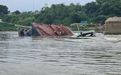 Hai tàu bị đắm trên sông Lô