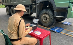 CSGT Tuyên Quang xử  nghiêm phương tiện lợi dụng phục vụ dự án chở quá tải