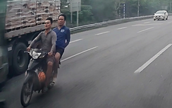 Luồn lách giữa cao tốc, xe máy đâm thẳng vào đuôi xe tải