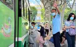 Người dân TP.HCM phấn khởi trong ngày đầu đi xe buýt miễn phí