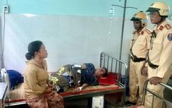 2 cán bộ CSGT Vĩnh Long dùng xe đặc chủng hỗ trợ cụ bà đi cấp cứu