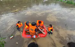 Công an Sơn La hỗ trợ người dân, phân luồng giao thông giữa mưa lũ tại Mường La