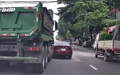 Cú chuyển làn ẩu của xe tải khiến hai ô tô xoay ngang giữa đường