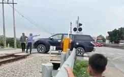 Xử lý nữ tài xế cố băng qua đường sắt ở Nghệ An khi gác chắn đã hạ
