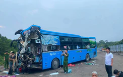 Xe khách va chạm xe tải trên cao tốc Nội Bài - Lào Cai, 5 người bị thương, lái xe tử vong