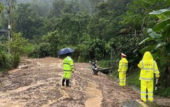 Mưa lũ gây ách tắc quốc lộ 32, CSGT huy động 15 cán bộ phân luồng giao thông