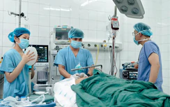 Khẩn trương cấp cứu các nạn nhân vụ ô tô khách lao khỏi cao tốc Pháp Vân - Cầu Giẽ