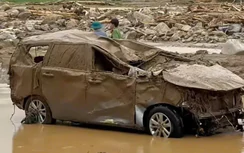 Nhiều ô tô, xe máy bị vò nát sau trận lũ ở Lai Châu