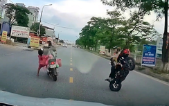 Tạt đầu xe khác để sang đường, xe máy điện chở 3 người ngã nhào