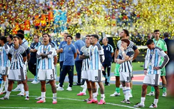 Tuyển Argentina có hành động khó hiểu sau thất bại trước Tây Ban Nha