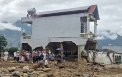 Những ngôi nhà kiên cố trơ khung thép sau lũ quét ở Mường Than