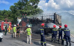 Huế: Xe tải bốc cháy dữ dội đoạn qua Lăng Cô, hàng hóa bị thiêu rụi