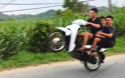 Tịch thu phương tiện, phạt hành chính bố mẹ thiếu niên "bốc đầu" xe máy chở ba người