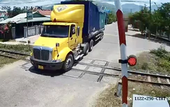 Gia Lai: Xử phạt tài xế vượt đèn đỏ ở đường ngang tàu hoả