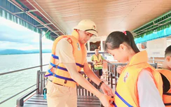 Phú Thọ: Siết an toàn giao thông đường thủy từ việc mặc áo phao